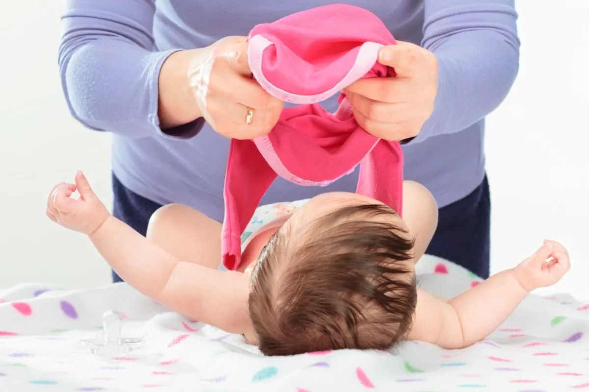 صورة رضيع اثناء تغيير الملابس