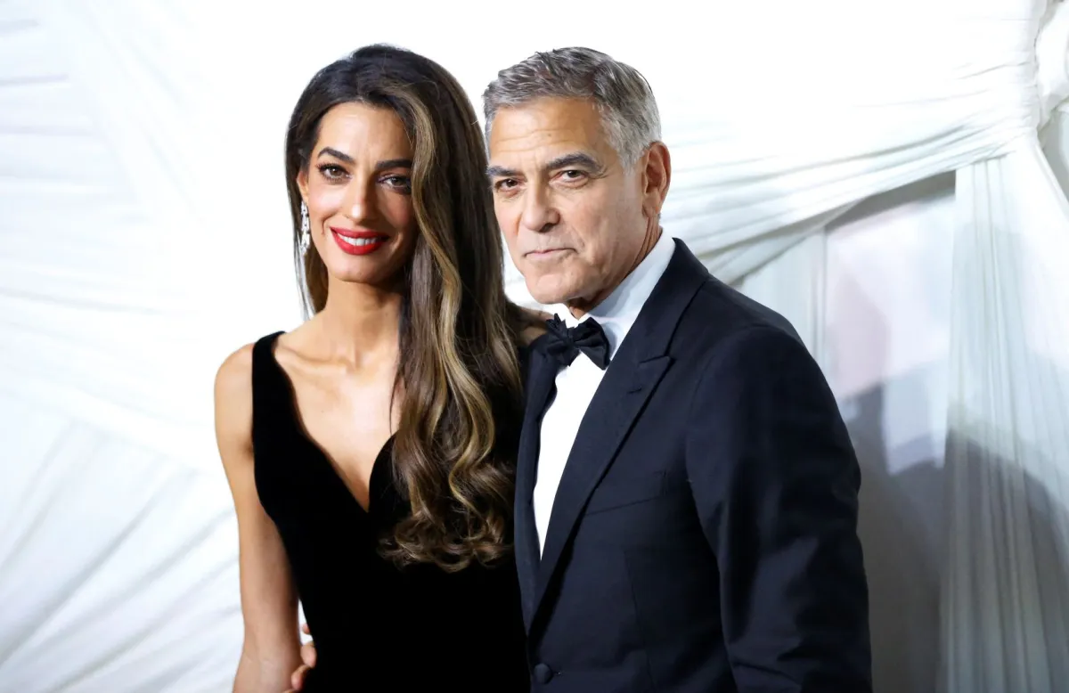 جورج كلوني وزوجته أمل كلوني في مكتبة نيويورك العامة في نيويورك (George Clooney and his wife Amal Clooney at the New York Public Library in New York). مصدر الصورة: John Lamparski / AFP