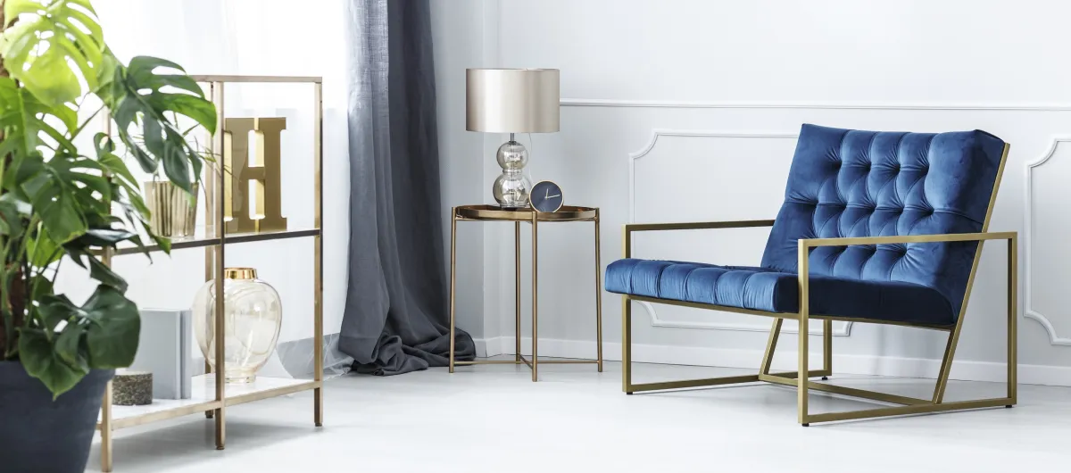 مقعد منجد بقماش أزرق داكن، مع تفاصيل ذهبية