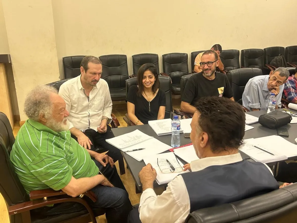 يحيى الفخراني خلال التحضيرات للمسرحية - الصورة من صفحة وزارة الثقافة على فيسبوك