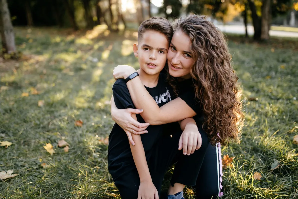 صورة أم تحضن ابنها