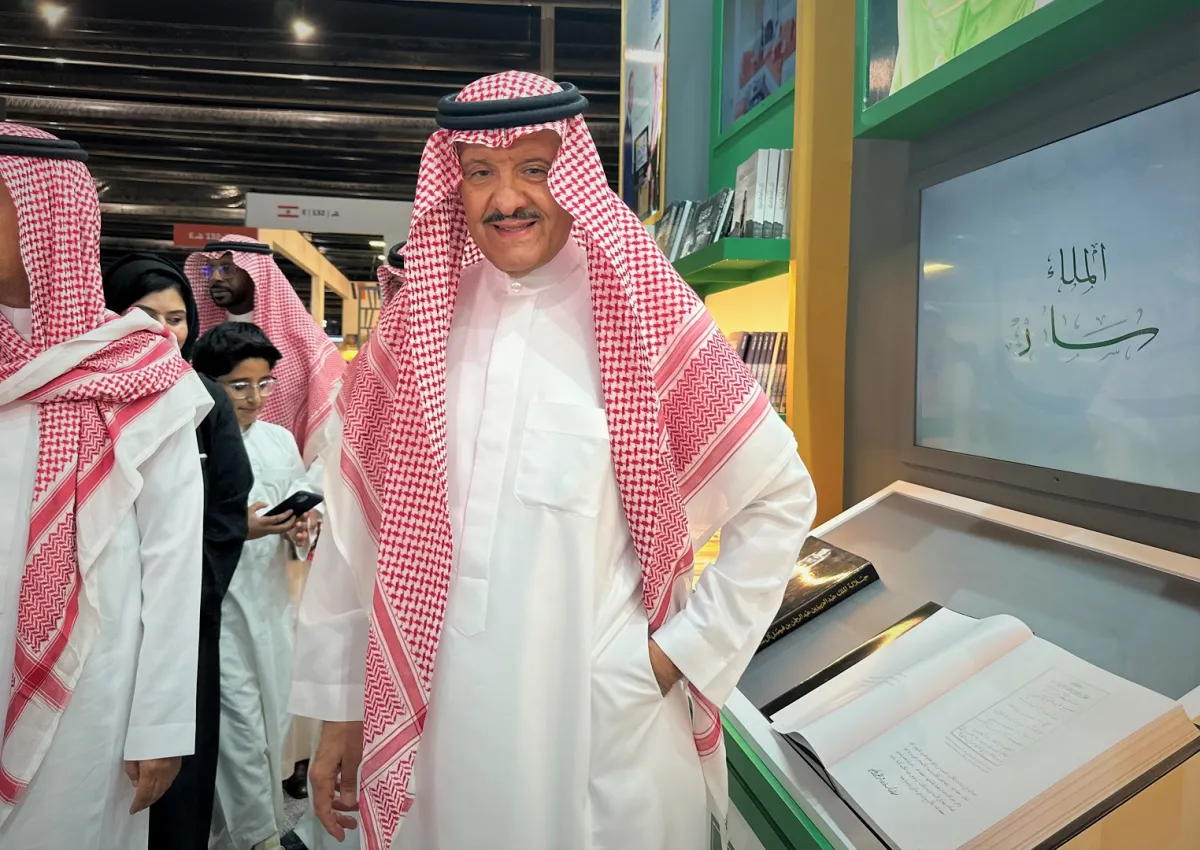 الأمير سلطان بن سلمان خلال تدشينه جناح مؤسسة التراث