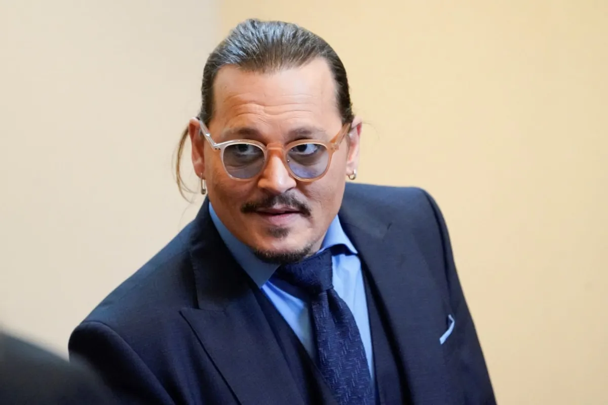 جوني ديب في محكمة مقاطعة فيرفاكس في فيرفاكس، فيرجينيا (Johnny Depp at the Fairfax County Circuit Courthouse in Fairfax, Virginia). مصدر الصورة: Steve Helber / POOL / AFP