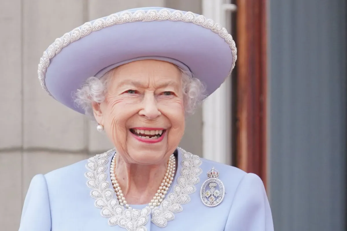 الملكة إليزابيث الثانية على شرفة قصر باكنغهام (Queen Elizabeth II on the Balcony of Buckingham Palace). مصدر الصورة: Jonathan Brady / POOL / AFP