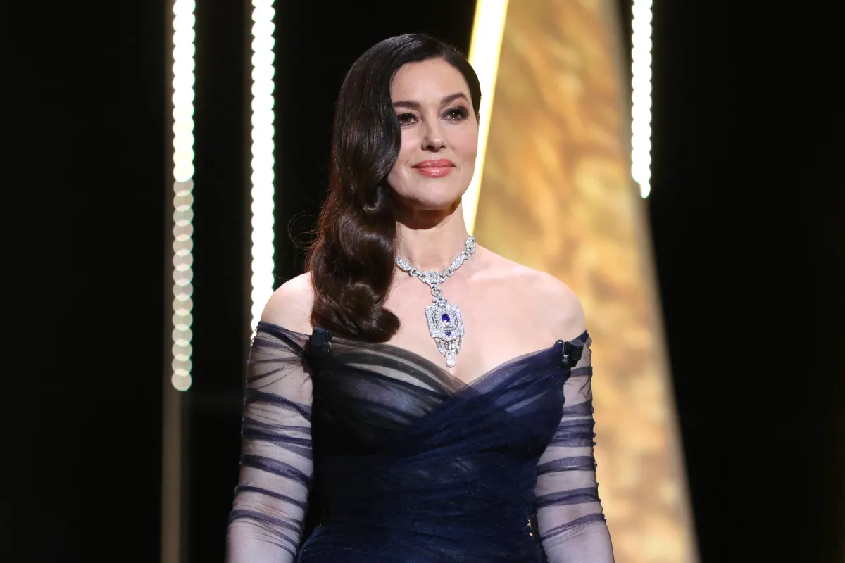 مونيكا بيلوتشي ترتدي قلادة مرصعة بالألماس والياقوت الأزرق من كارتييه 