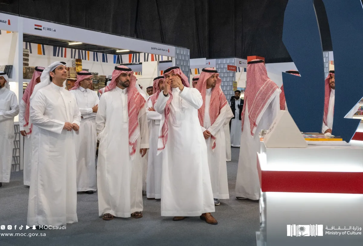 توقيع مذكرة تفاهم ومناقشة توصيات لجنة الثقافة والسياحة والترفيه.. أهم ما جاء في زيارة وزير الثقافة لمعرض الرياض الدولي للكتاب - الصورة من حساب الثقافة السعودية على إكس