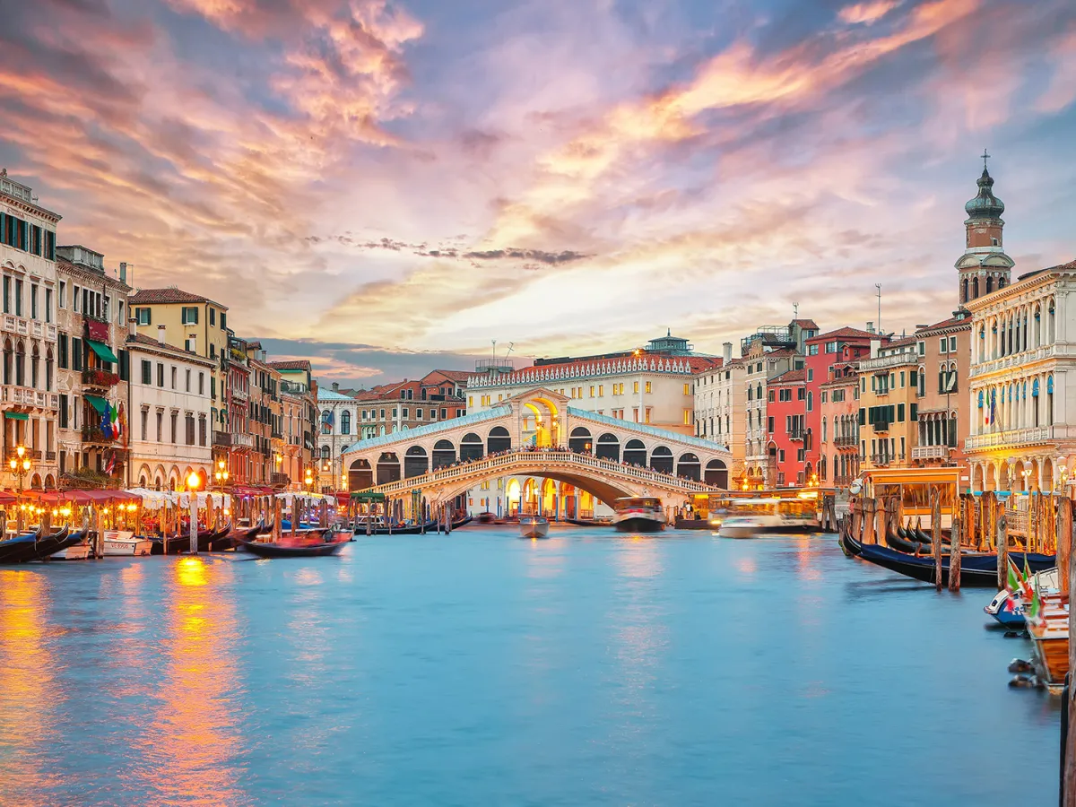 لقطة لجسر ريالتو الشهير