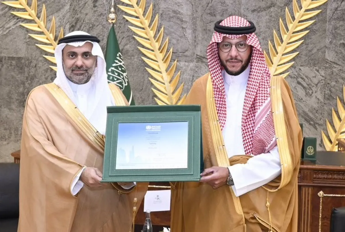  الأمير سعود بن نهار بن سعود بن عبدالعزيز محافظ الطائف يتسلم شهادة الاعتماد من وزير الصحة الأستاذ فهد الجلاجل. الصورة من الحساب الرسمي لمحافظة الطائف على منصة x