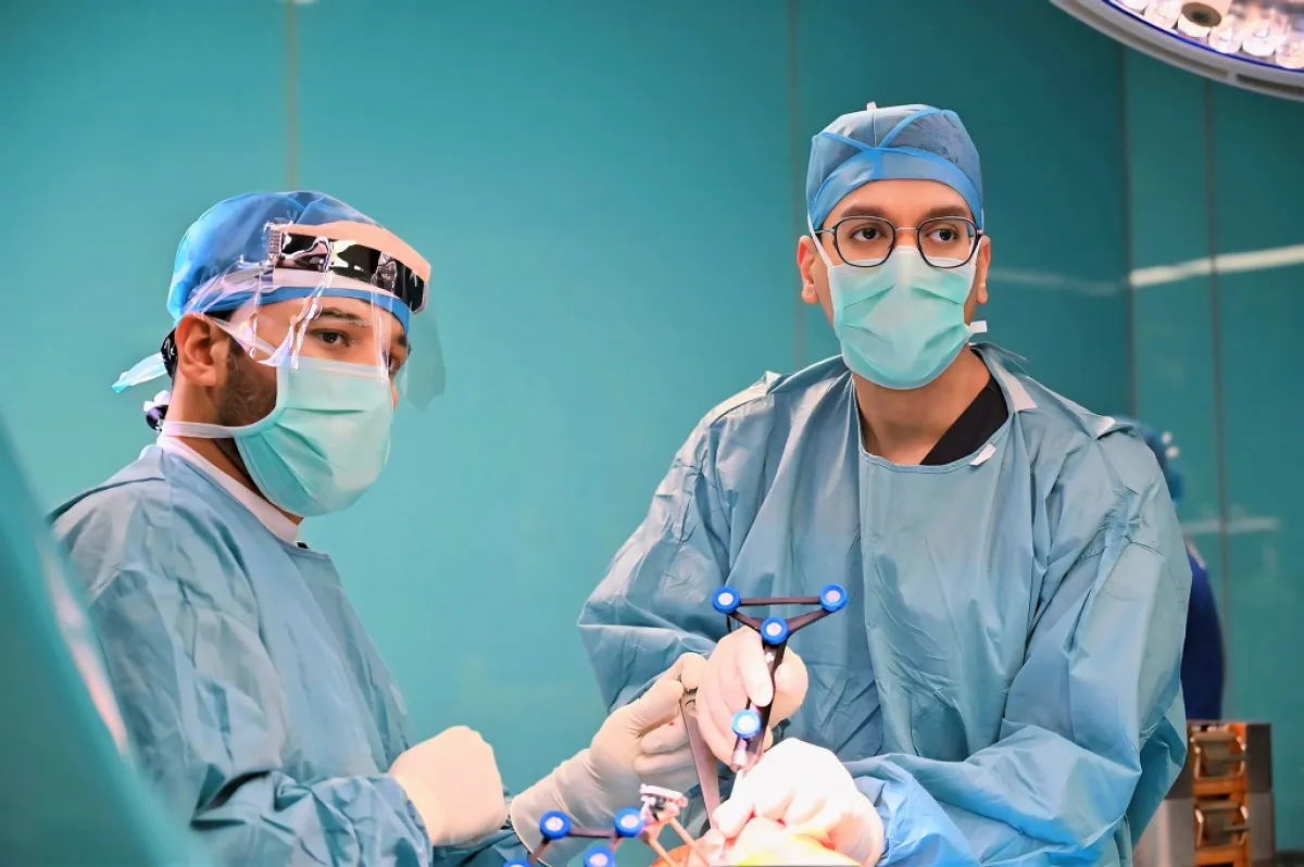 نجاح أول عملية تركيب مفصل صناعي للركبة بتقنية الروبوت - الصورة من تجمع المدينةالمنورة الصحي