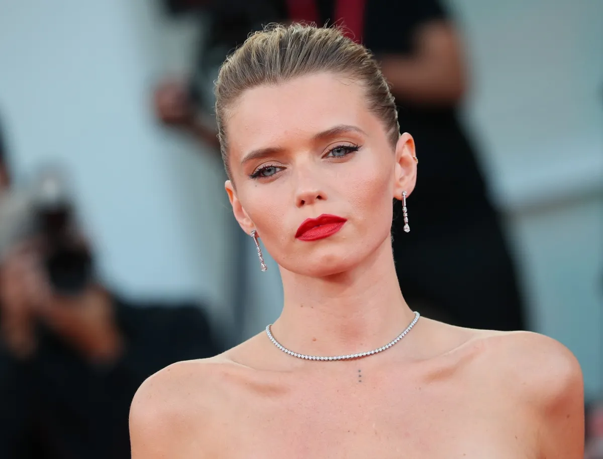  أبي لي Abbey Lee في ختام مهرجان فينيسيا السينمائي 2024 (مصدر الصورة: JB Lacroix/FilmMagic)