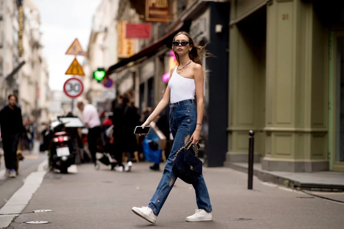 بنطلون جينز غير ملاصق للجسم -الصورة من Launchmetrics/Spotlight ©