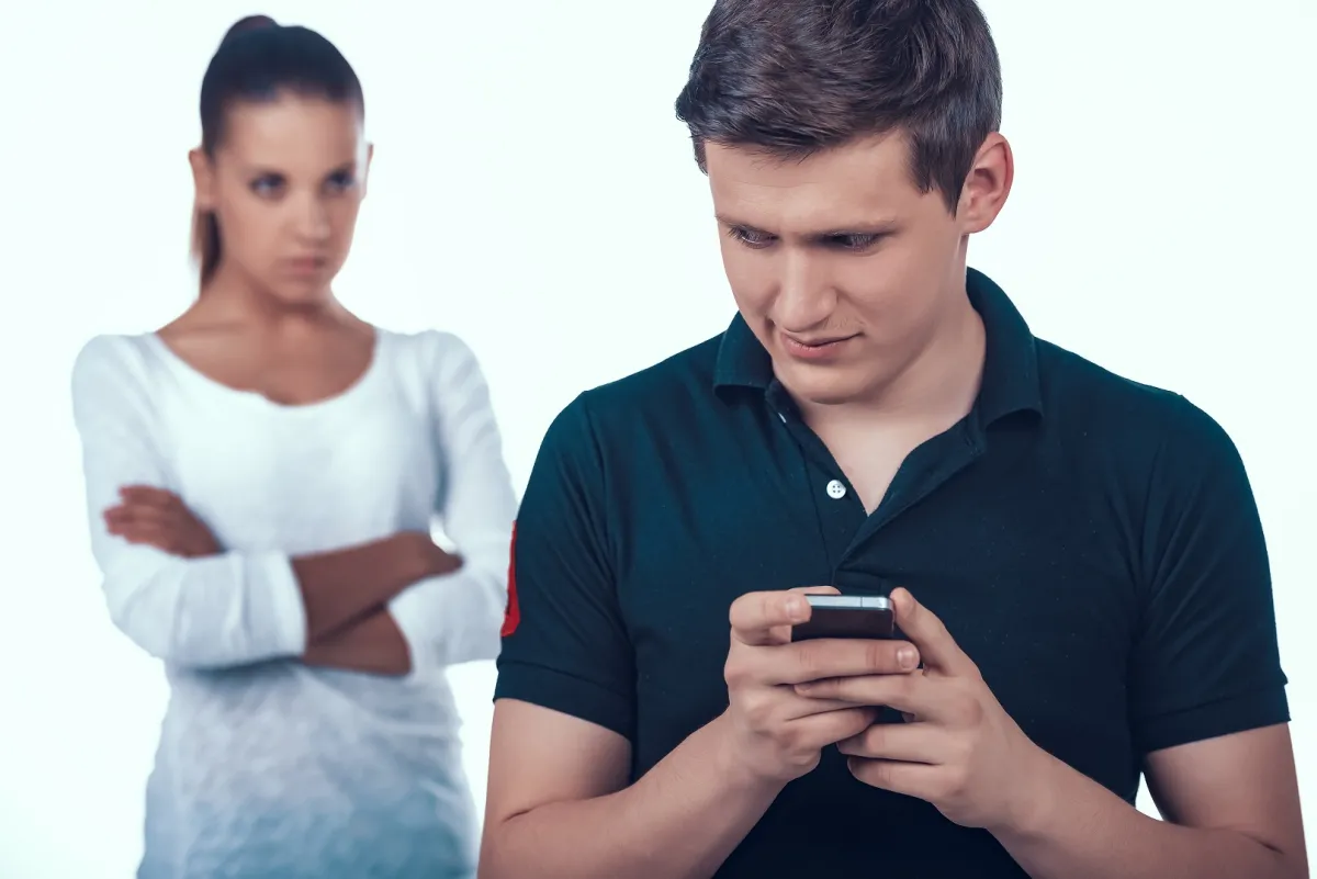 امرأة تغار على زوجها وتراقبه