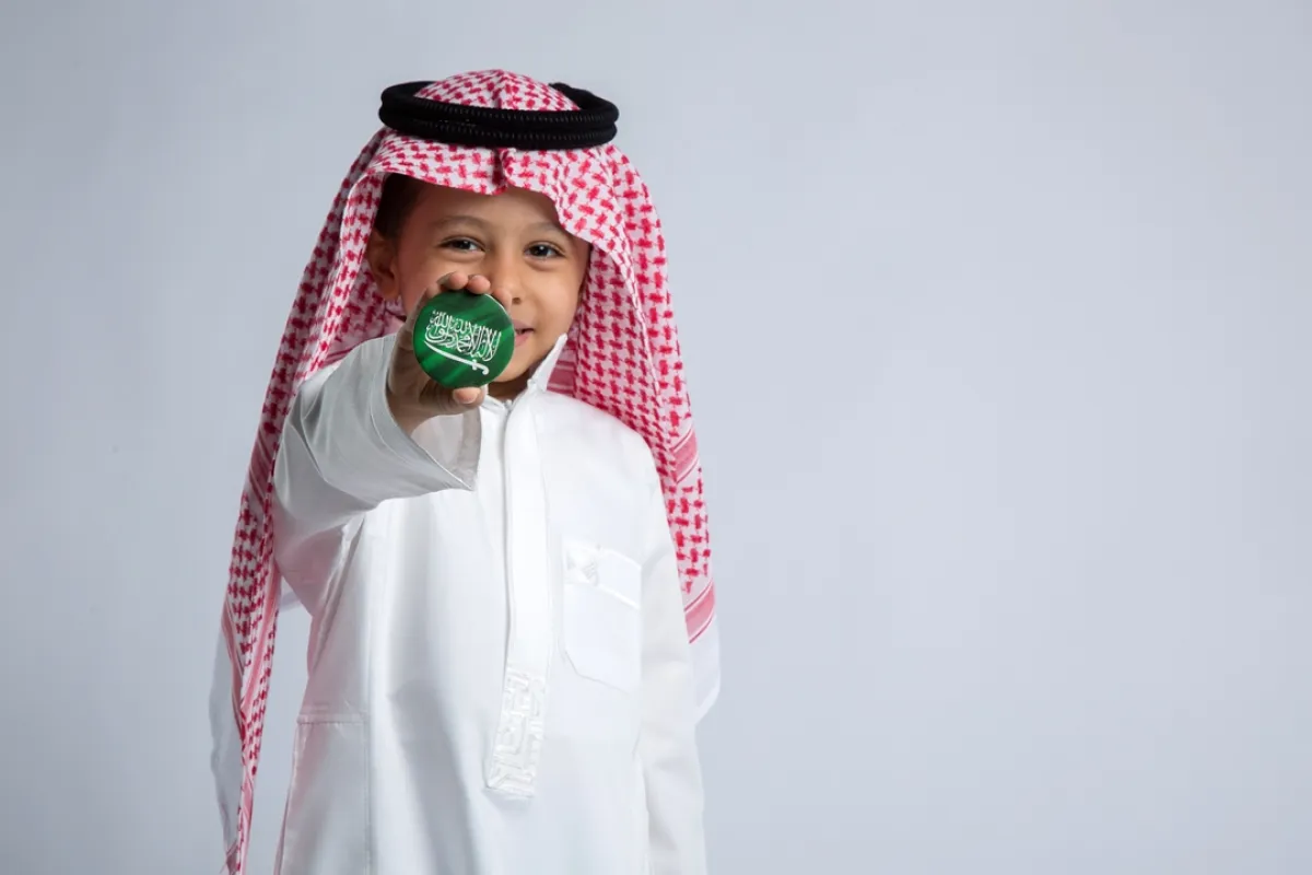 طفل يحتفي باليوم الوطني