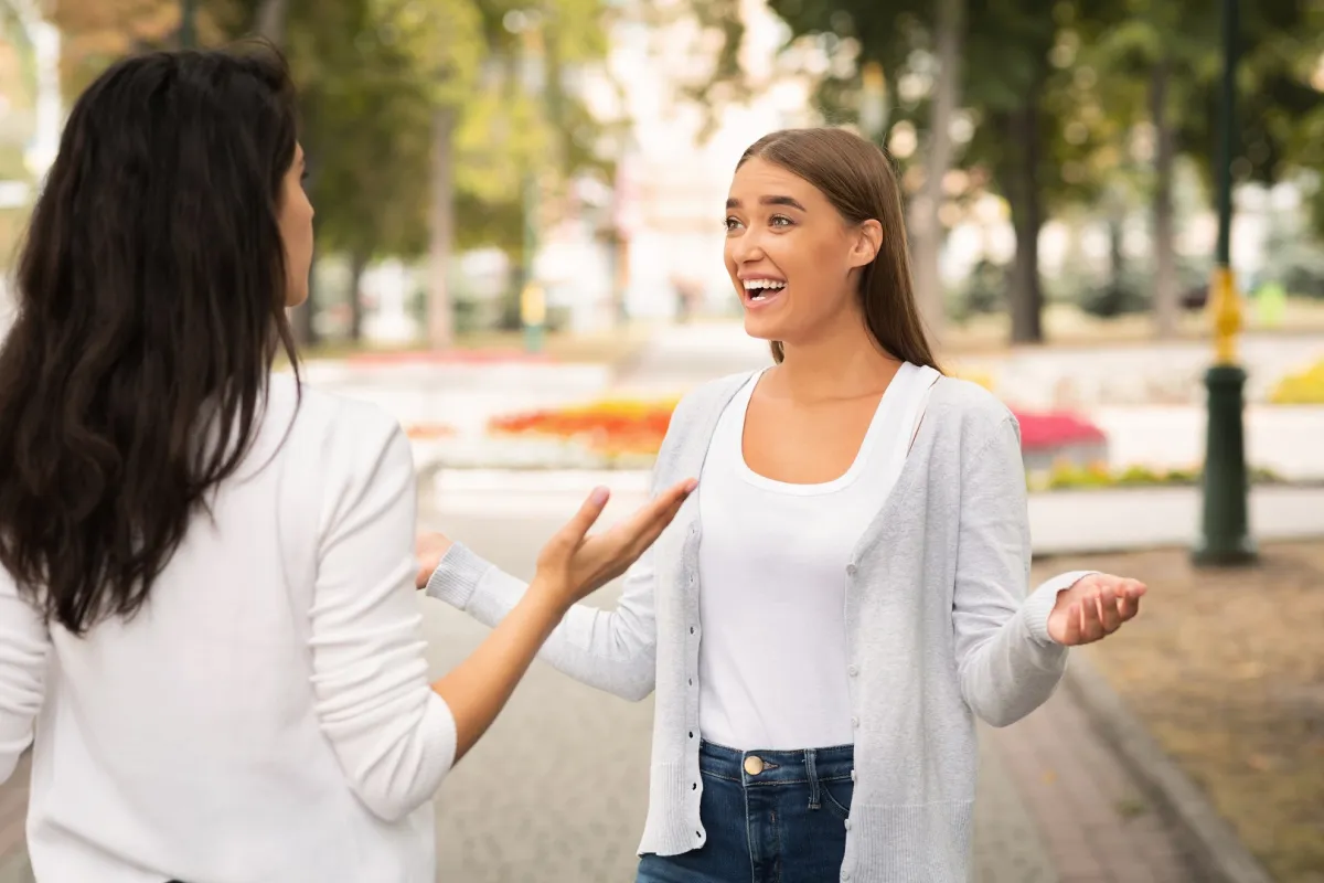 كيف تبدأ حواراً مع شخص آخر 