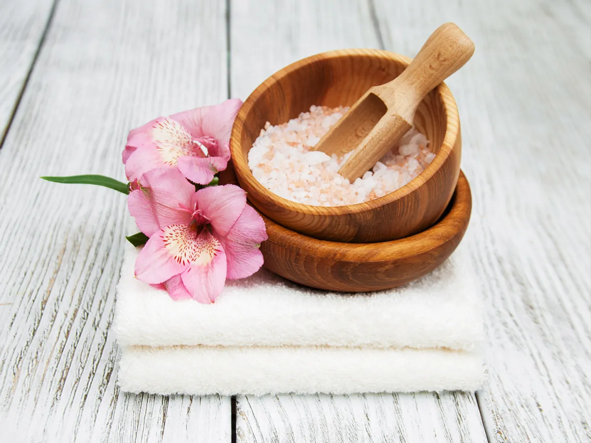 فوائد الجلوس في الماء الدافئ والملح لتقليل التوتر والإجهاد رائعة