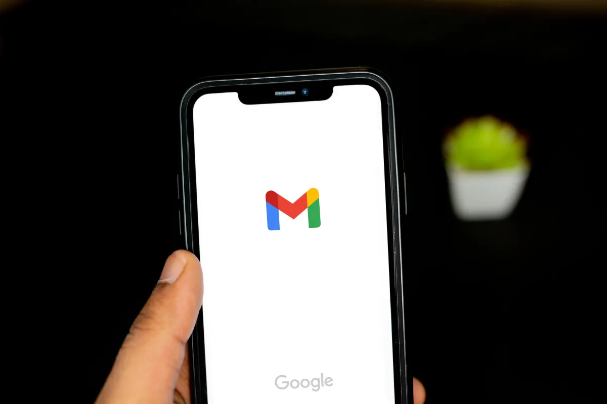 Gemini يجعل الردود الذكية في Gmail أكثر ذكاءً - الصورة من unsplash by solen feyissa