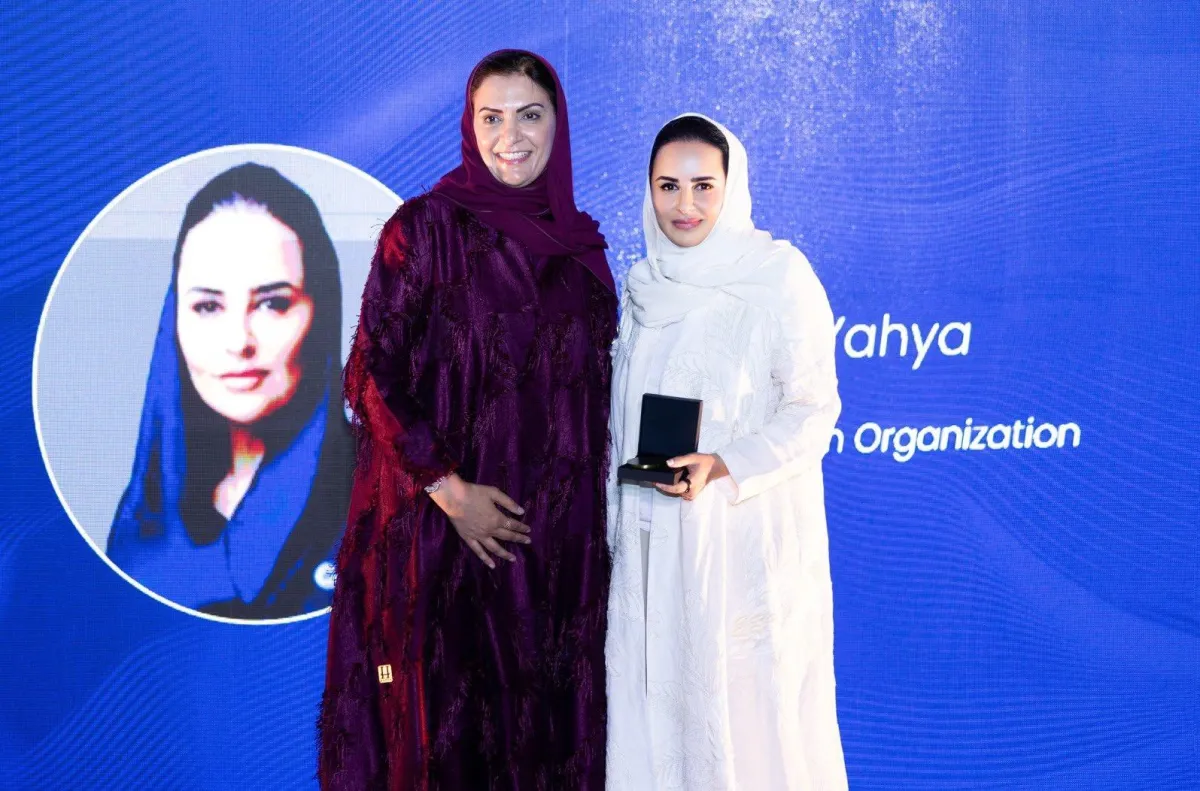 ديمة اليحيى أثناء تسلمها الجائزة. الصورة من الحساب الرسمي لديمة على منصة x.jpg 