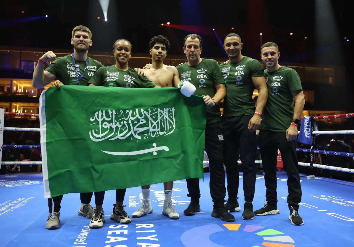 البطل السعودي محمد العقل مع طاقم تدريبه- الصورة من حساب موسم الرياض على منصة إكس 