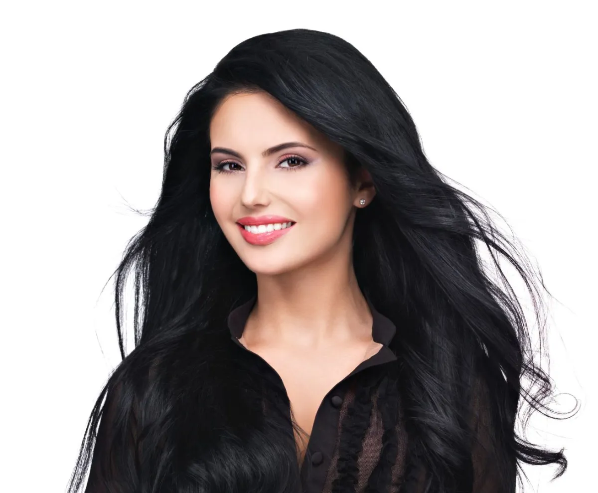 شابة جميلة مبتسمة ذات شعر بني طويل