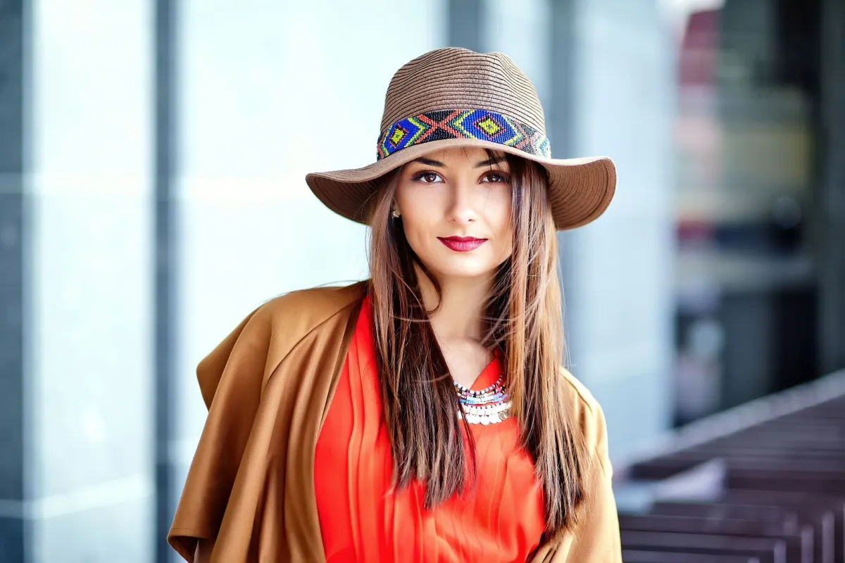 شابة جميلة ترتدي ملابس ملونة وقبعة
