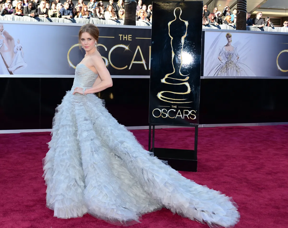 إيمي أدامز بمجوهرات ماسية فاخرة من دار معوض في حفل توزيع جوائز الأوسكار (مصدر الصورة: FREDERIC J. BROWN / AFP)