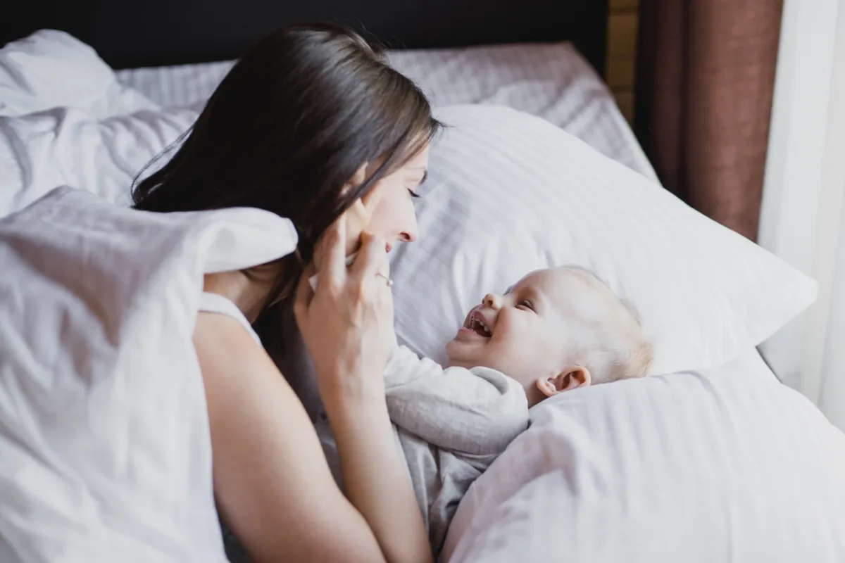 صورة أم تغني لطفلها