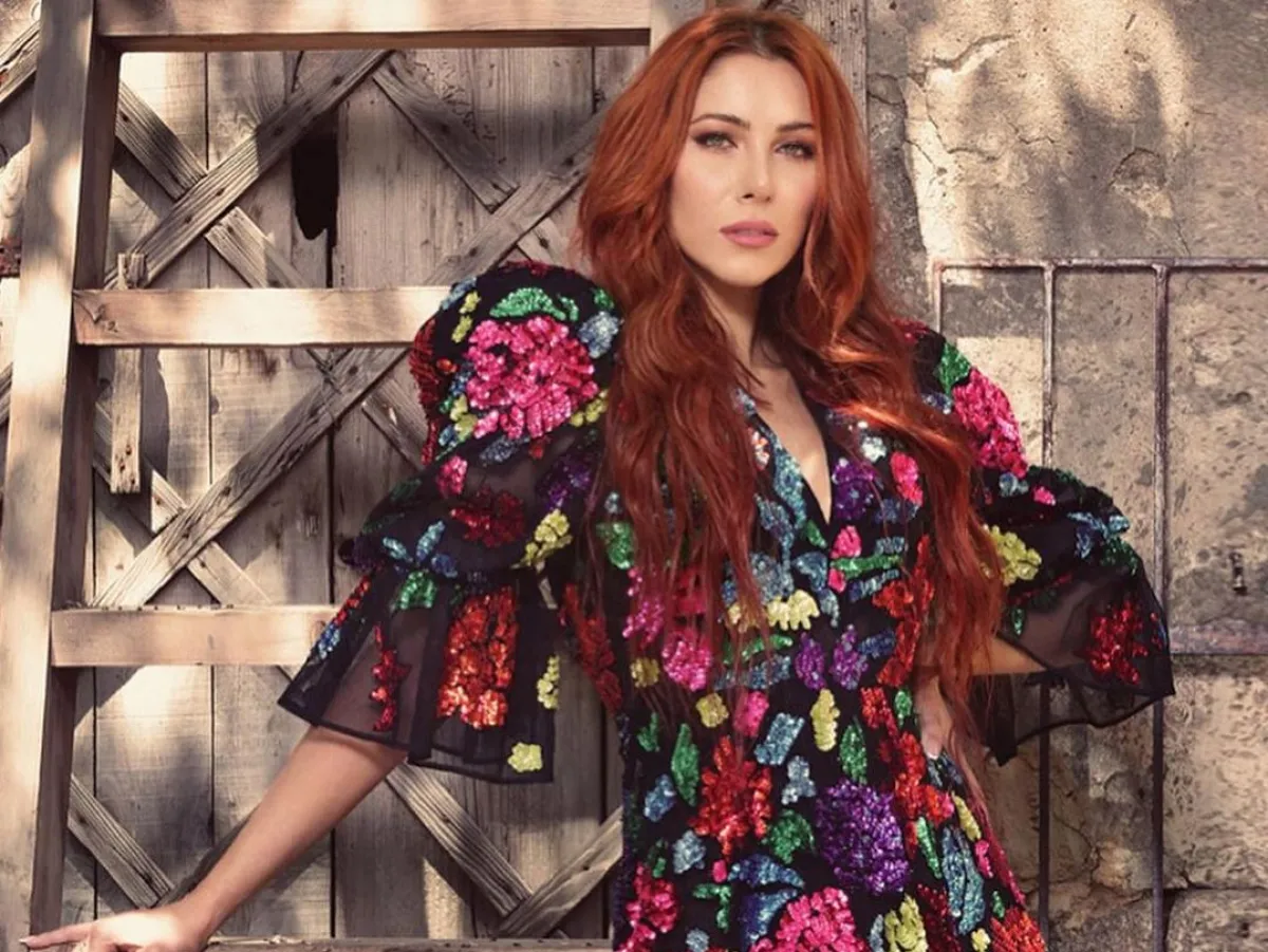 ألوان صبغة حمراء من النجمات لخريف 2024