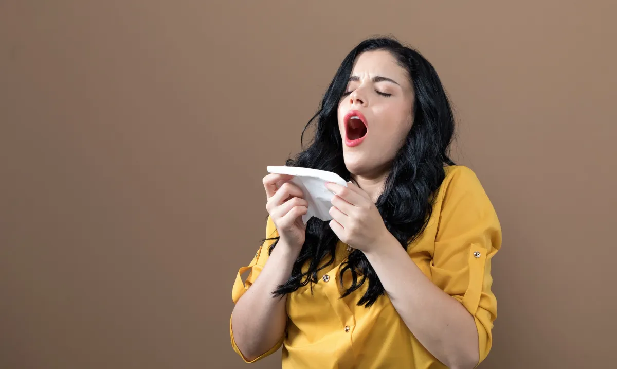 صورة لامرأة تعاني من العطس