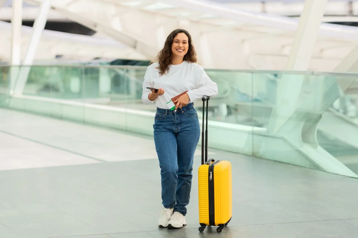 مسافرة داخل المطار