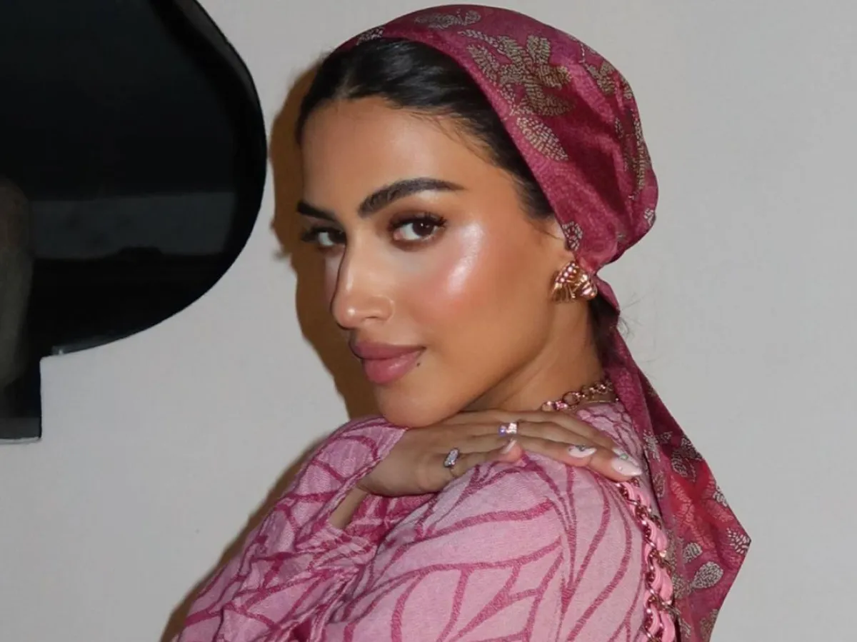 مكياج وردي ناعم لاطلالة مشرقة على غرار مدونات الموضة