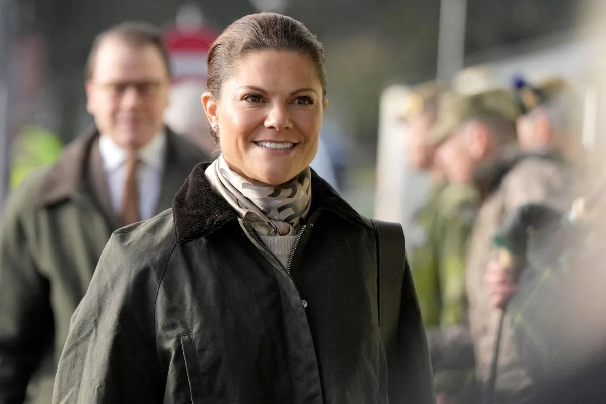 ولية العهد الأميرة فيكتوريا من السويد وولي العهد الأمير دانيال في شرق إنجلترا (Crown Princess Victoria of Sweden and Crown Prince Daniel in eastern England). مصدر الصورة: Alastair Grant / POOL / AFP