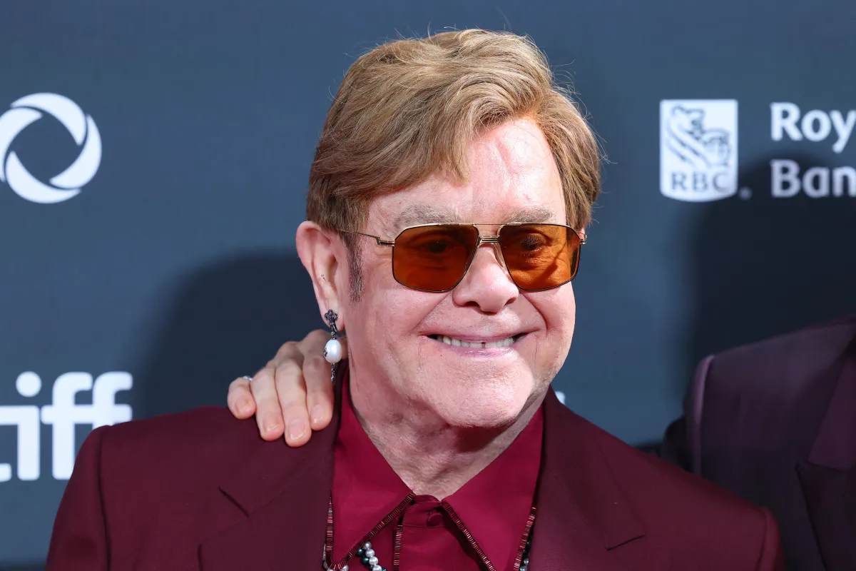 إلتون جون Elton John – مصدر الصورة Leon Bennett / GETTY IMAGES NORTH AMERICA / Getty Images via AFP