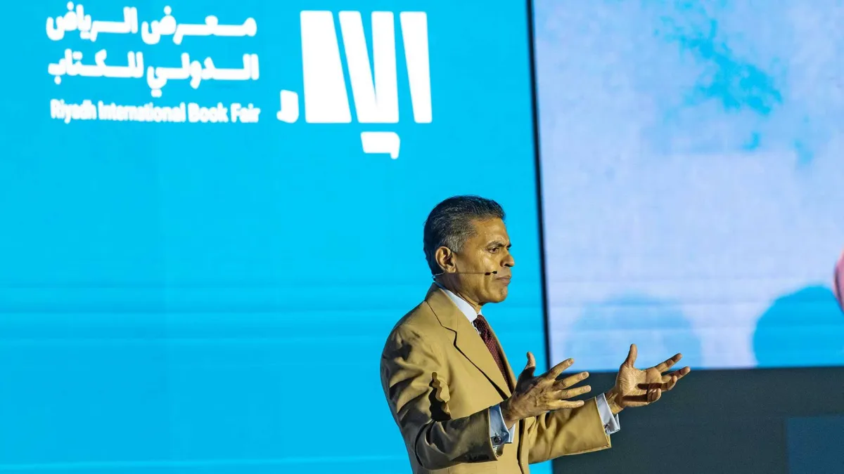 كاتب ومؤلف أمريكي بمعرض الرياض للكتاب يشيد بريادة السعودية في مواكبة تغيّرات وتطورات النظام العالمي