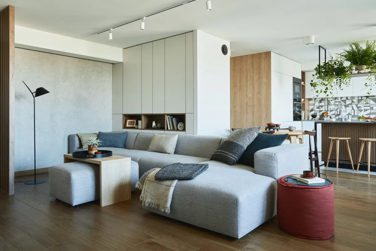 أريكة زاوية في غرفة المعيشة المفتوحة أقسامها على بعضها