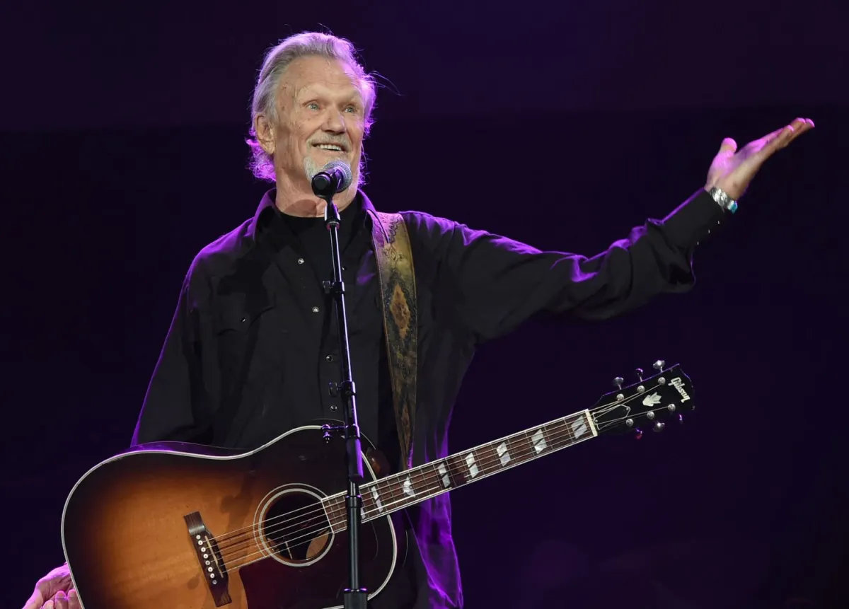 كريس كريستوفرسون Kris Kristofferson يؤدي عرضًا خلال احتفالية NSAI في قاعة رايمان في 20 سبتمبر 2017 في ناشفيل بولاية تينيسي. (Photo by RICK DIAMOND / GETTY IMAGES NORTH AMERICA / Getty Images via AFP)