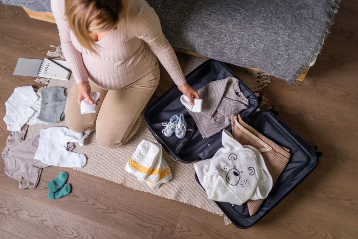 صورة أم تحضر حقيبة الولادة