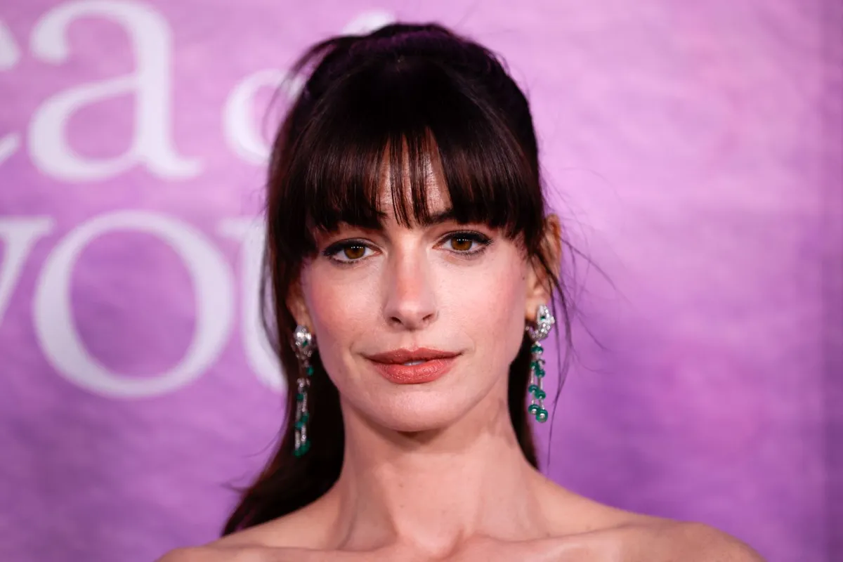 آن هاثاواي في مركز لينكولن للجاز في مدينة نيويورك (Anne Hathaway at Jazz at Lincoln Center in New York City). مصدر الصورة: KENA BETANCUR / AFP