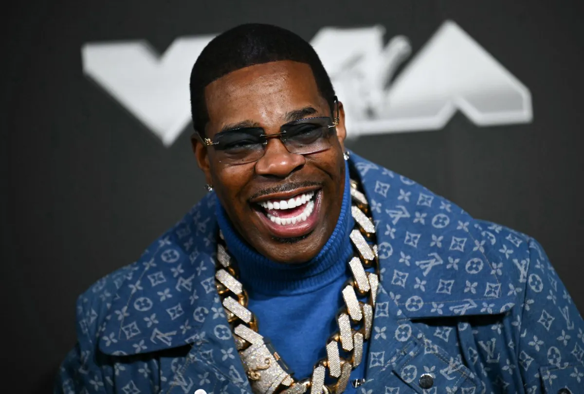 بوستا رايمز في UBS Arena في إلمونت، نيويورك (Busta Rhymes at UBS Arena in Elmont, New York). مصدر الصورة: ANGELA WEISS / AFP