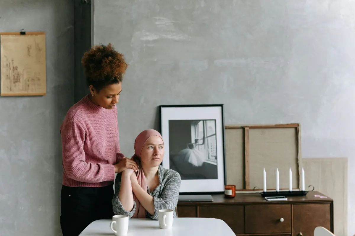 فتاة تشد من أزر صديقتها مريضة السرطان