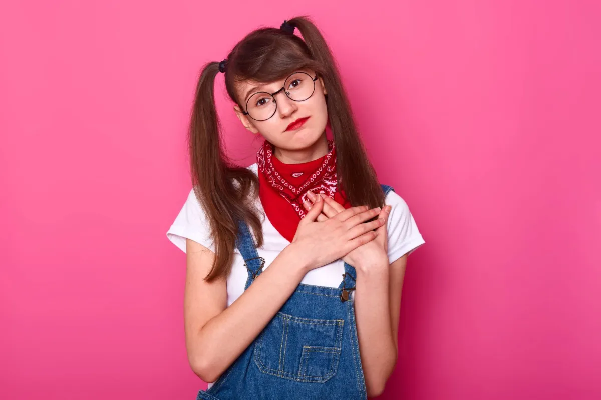 صورة تعبر عن مراهقة لديها ألم مقلق في محيط الثدي