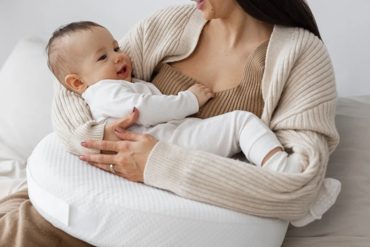 صورة لأم تحمل طفلها