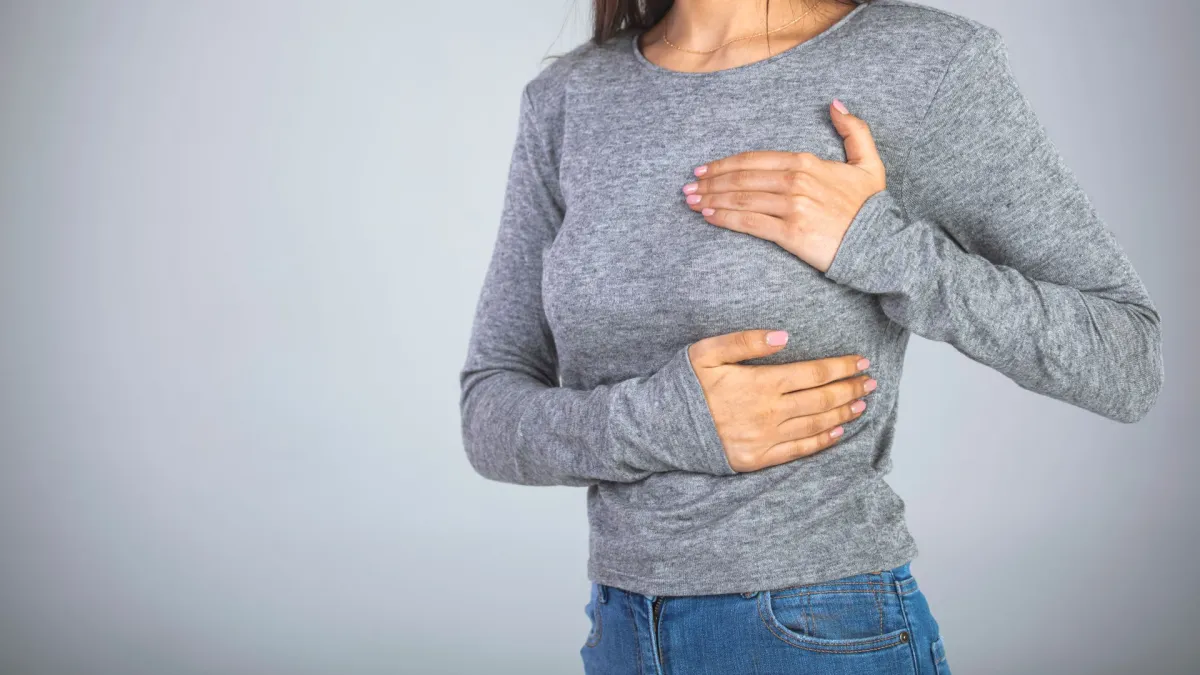 صورة تعبر عن ألم في الثدي عند المرأة