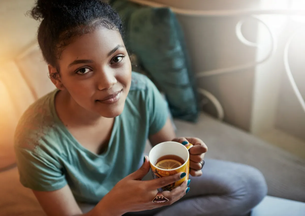 صورة لمراهقة تشرب القهوة