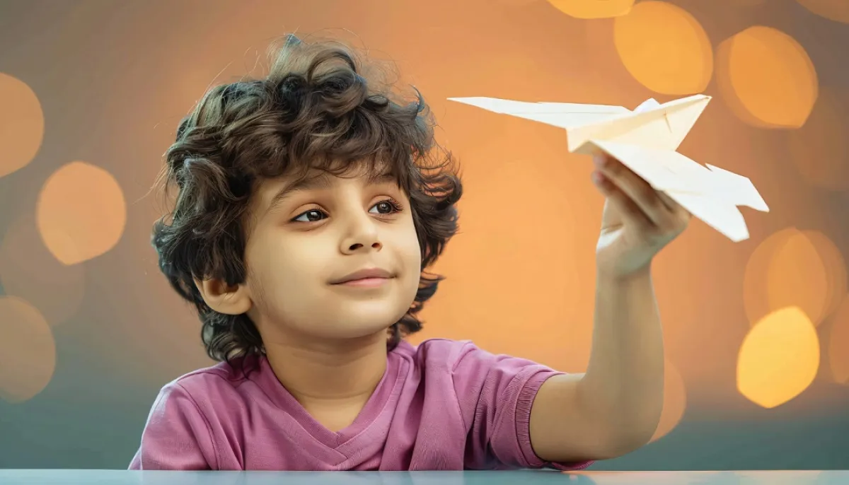 صورة لطفل يمسك بطائرة