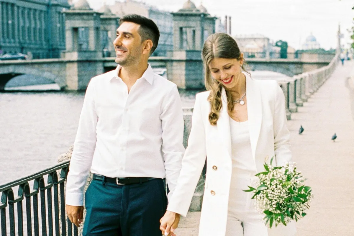 زوجان يقضيان الوقت معاً في سعادة