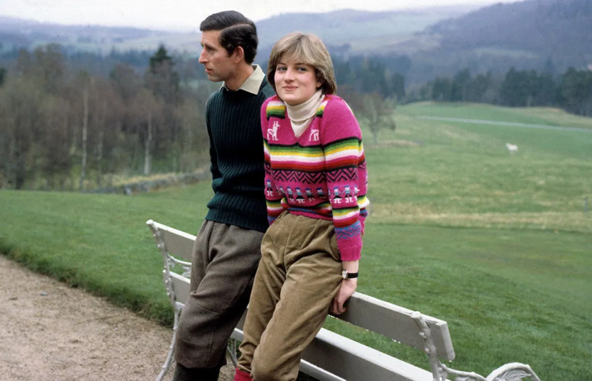الأمير تشارلز والليدي ديانا سبنسر في منزل Craigowen Lodge في بالمورال، اسكتلندا (Prince Charles and Lady Diana Spencer at the estate at Craigowen Lodge in Balmoral, Scotland). مصدر الصورة: Anwar Hussein/Getty Images