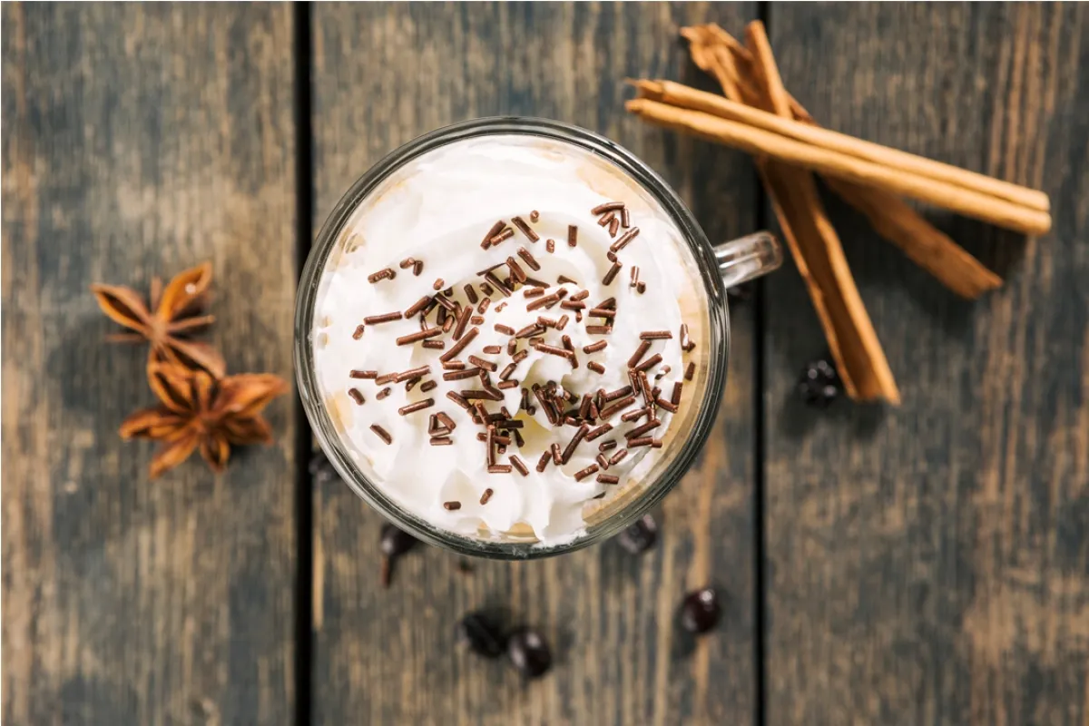 يلعب القرنفل مع الحليب دوراً هاماً في علاج الكثير من الأمراض  Image By Freepik