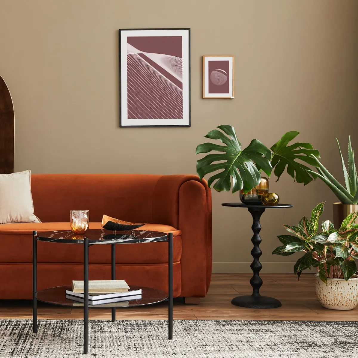 غرفة معيشة ملونة مكوناتها بألوان ترابية