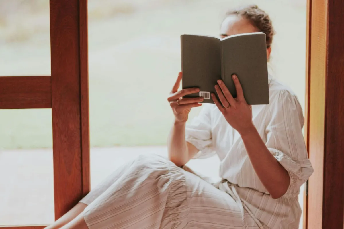 فتاة تقرأ بتمعن