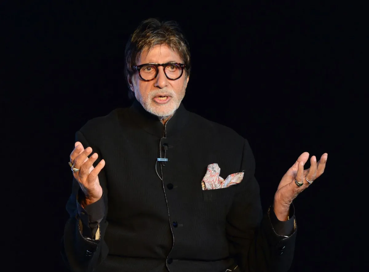 أميتاب باتشان في مومباي (Amitabh Bachchan in Mumbai). مصدر الصورة: PUNIT PARANJPE / AFP